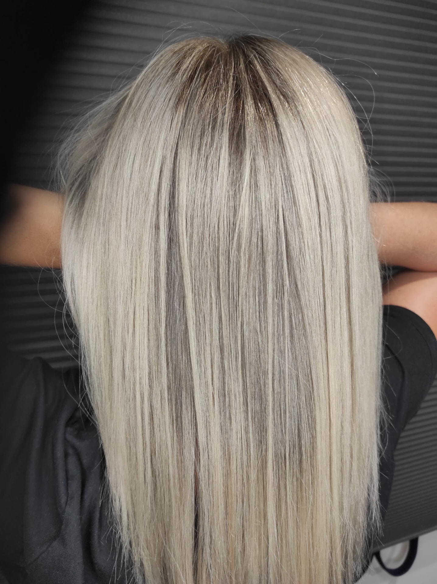 Chłodny jasny blond pokazany od tyłu — realizacja fryzjerska Perfect Beauty