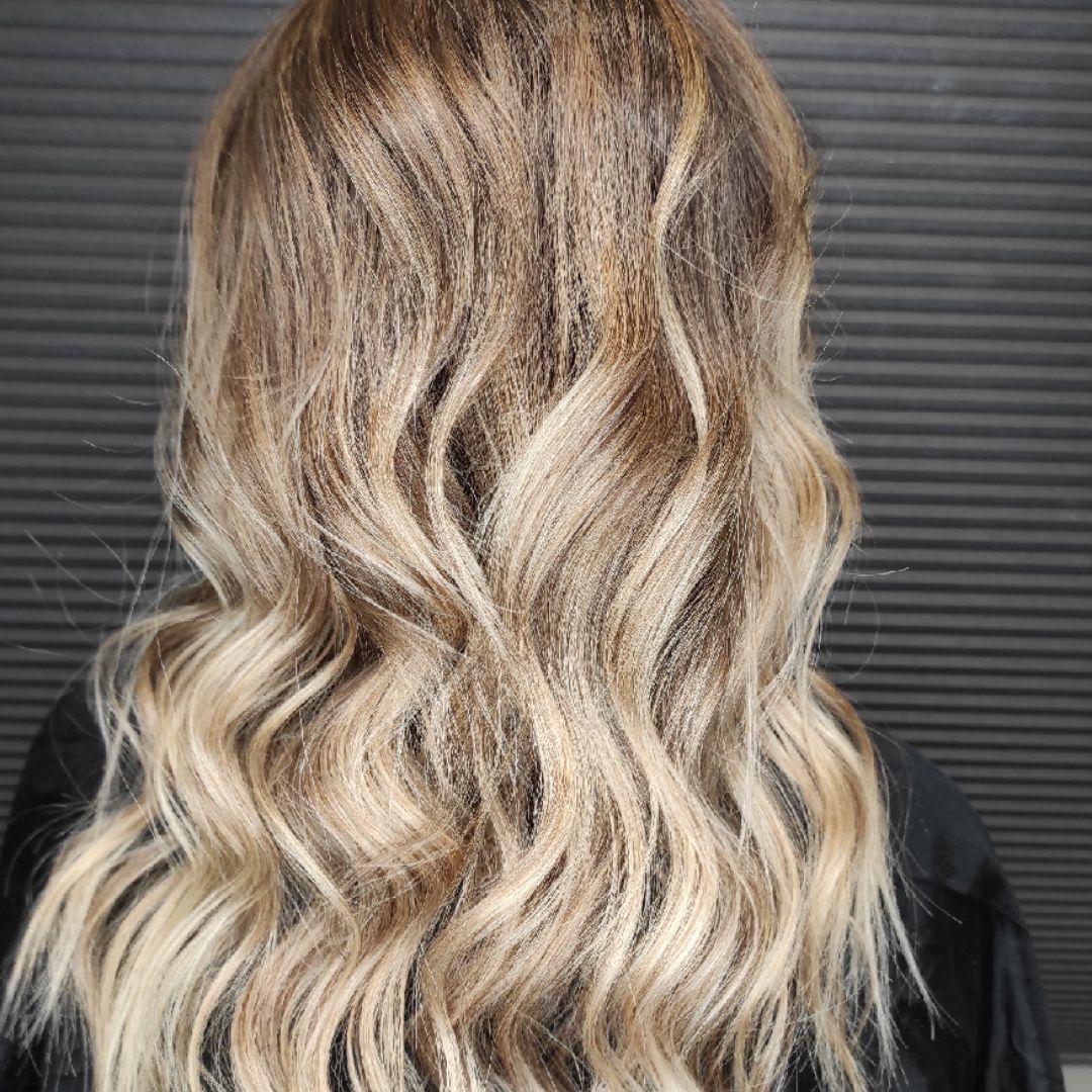 Blond balayage z kontrastowymi falami — realizacja fryzjerska Perfect Beauty