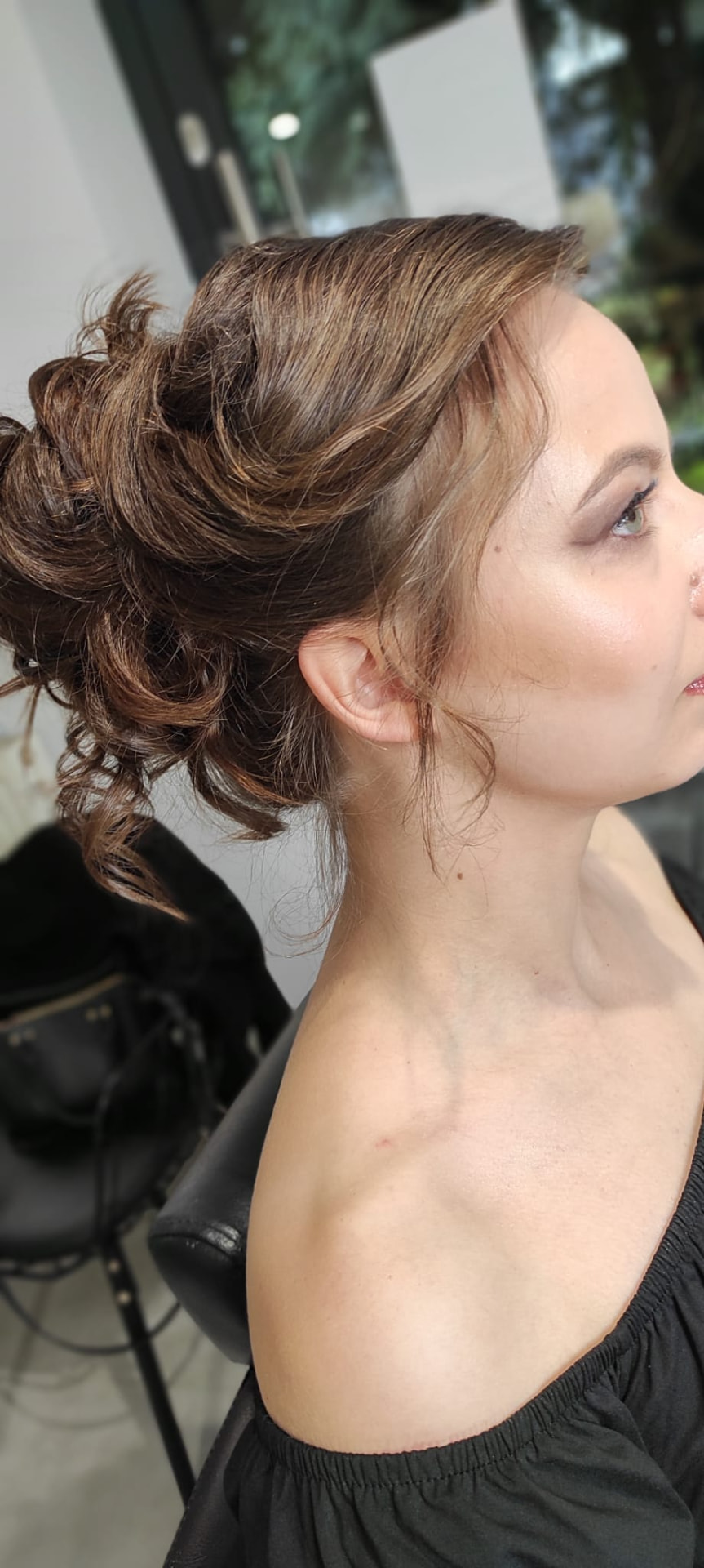 Eleganckie upięcie brunetki pokazane z profilu — realizacja fryzjerska Perfect Beauty