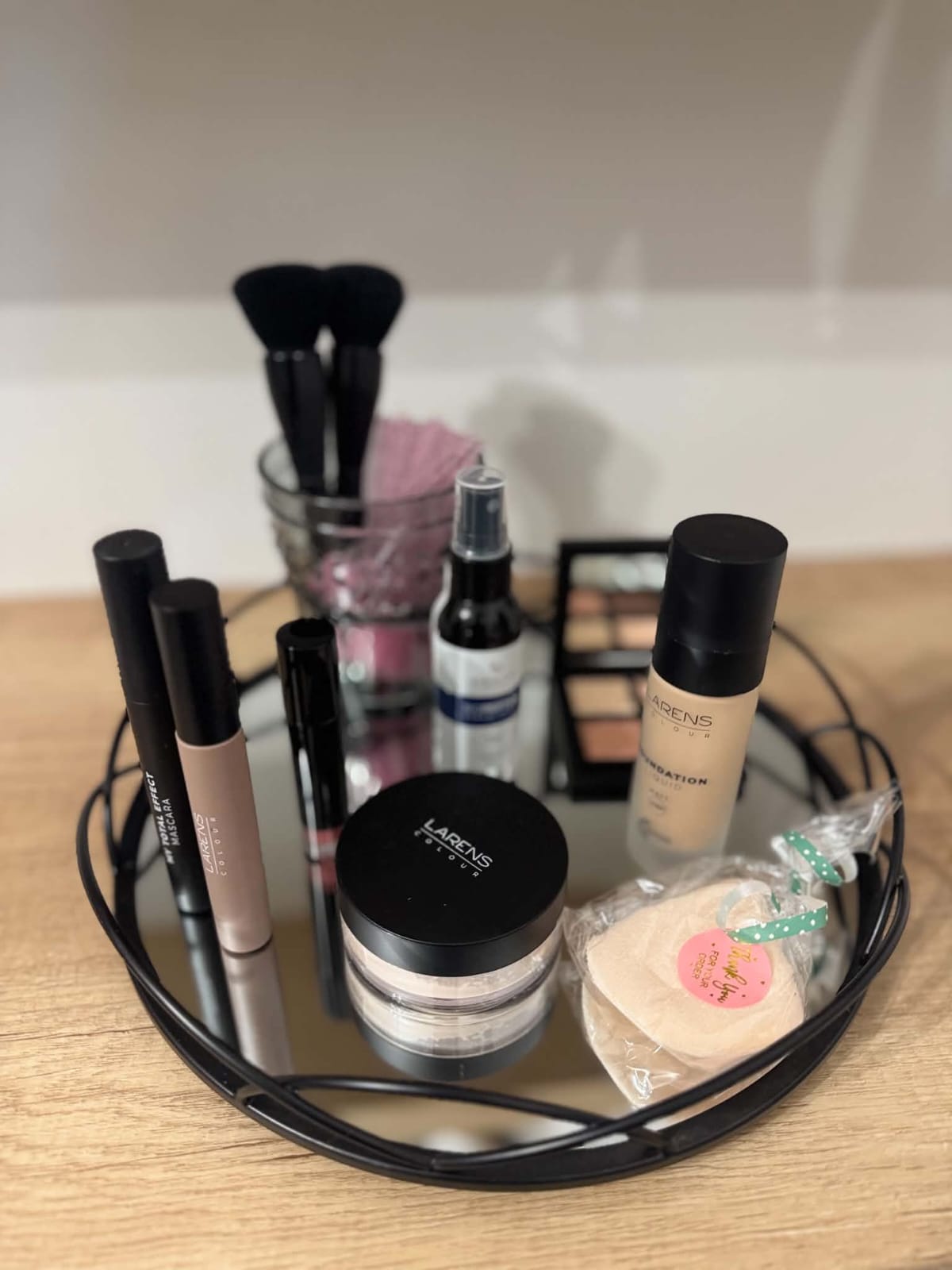 Produkty Larens używane w Perfect Beauty, ułożone na lustrzanej tacy
