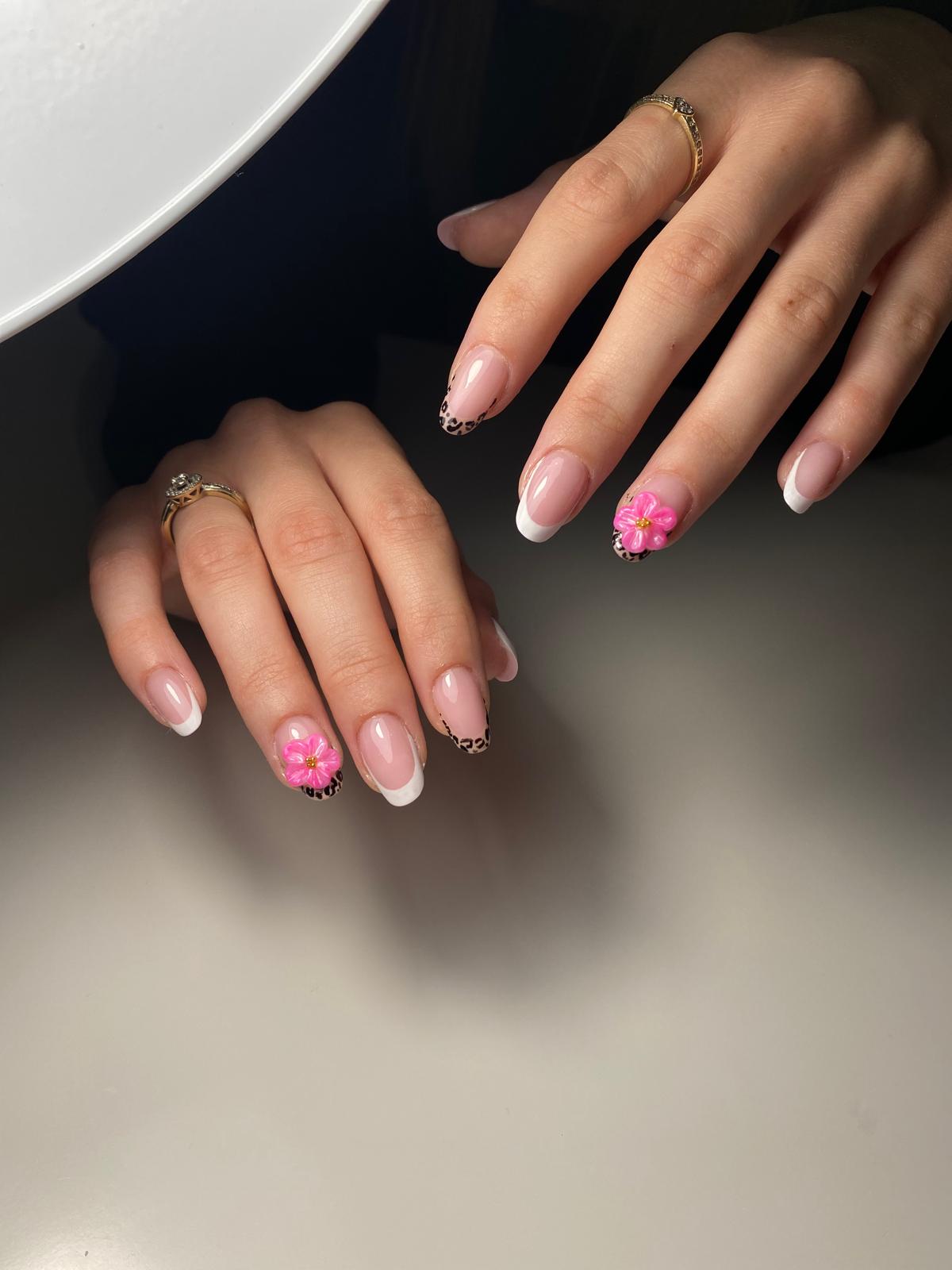 French z leopardowymi akcentami i różowymi kwiatami 3D — stylizacja Nikoli w Perfect Beauty