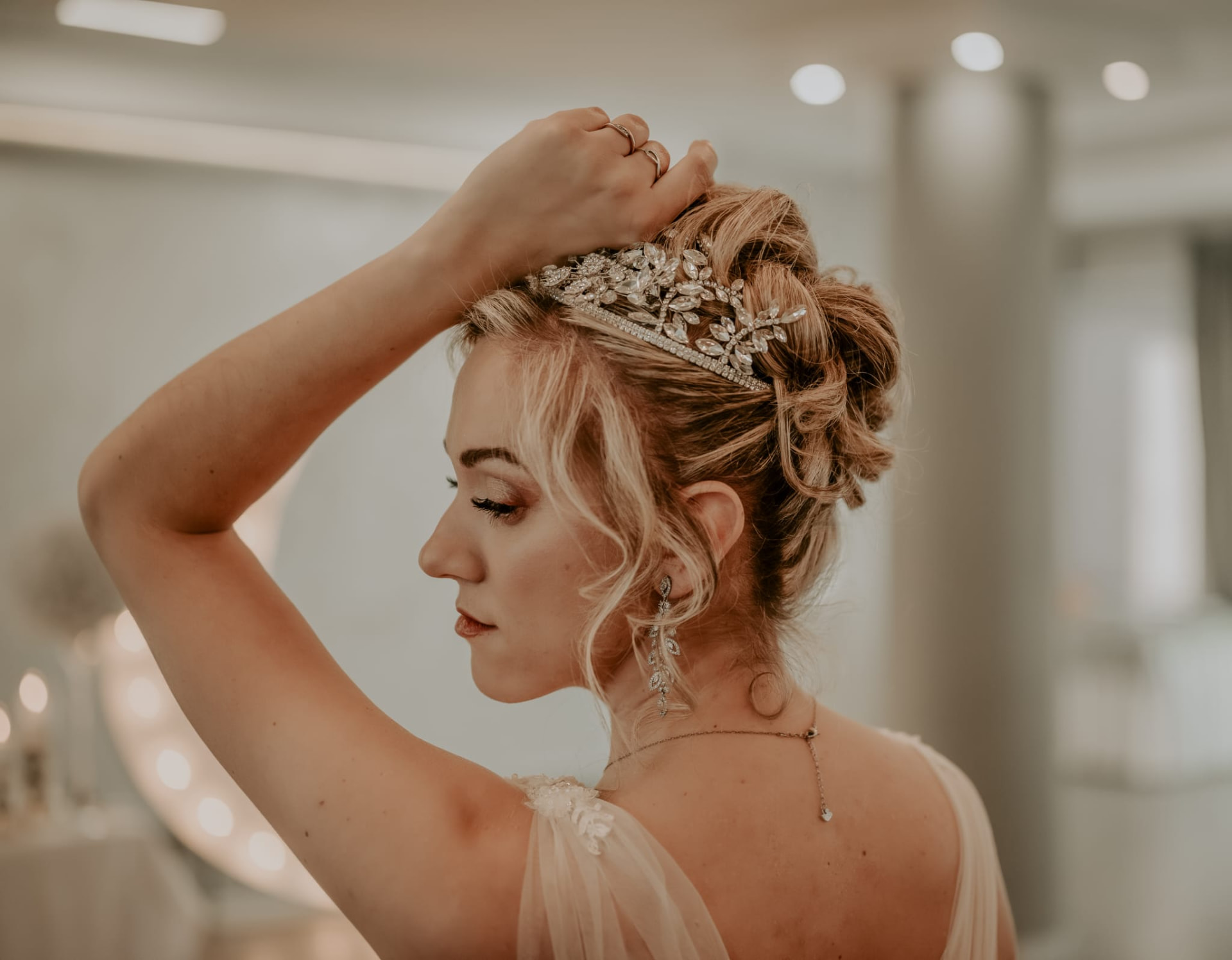Ślubne upięcie z tiarą — realizacja fryzjerska Perfect Beauty