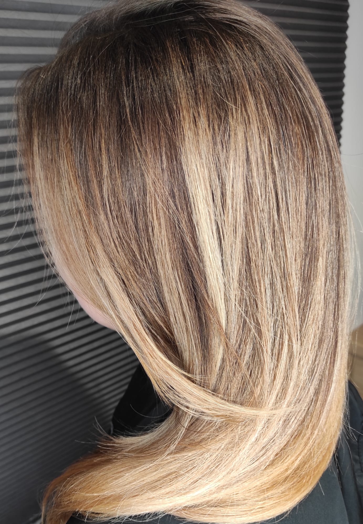Blond balayage do ramion — realizacja fryzjerska Perfect Beauty