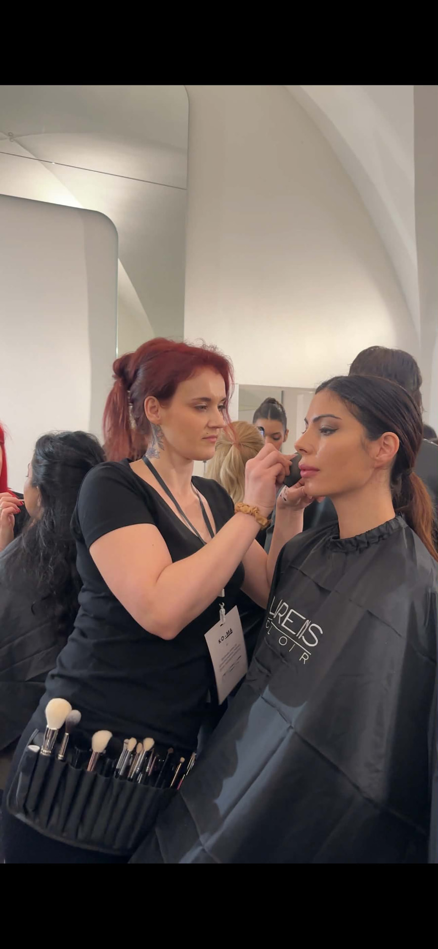 Agnieszka podczas pracy — makijaż modelki backstage