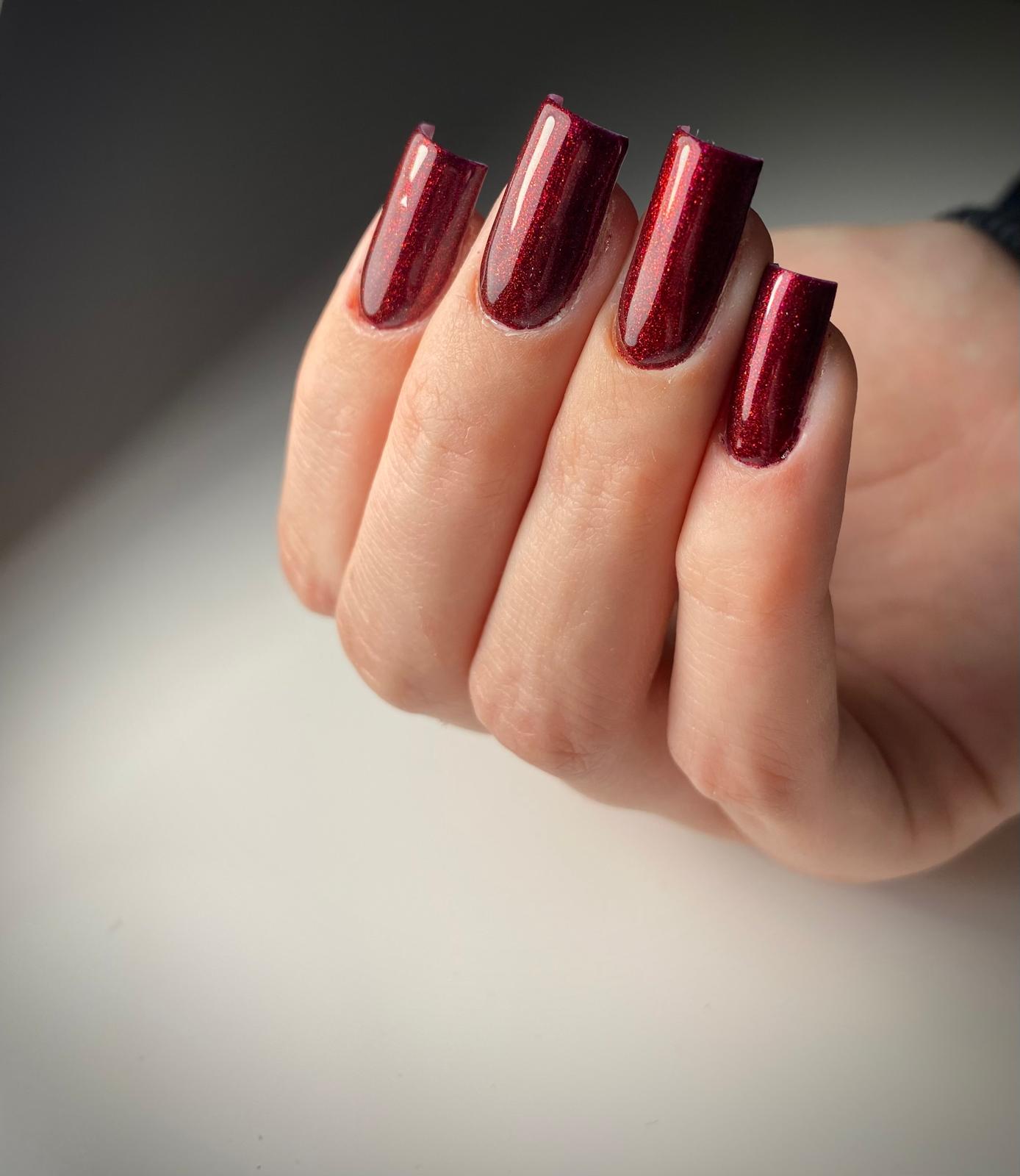 Bordowa metaliczna stylizacja paznokci — praca Nikoli w Perfect Beauty
