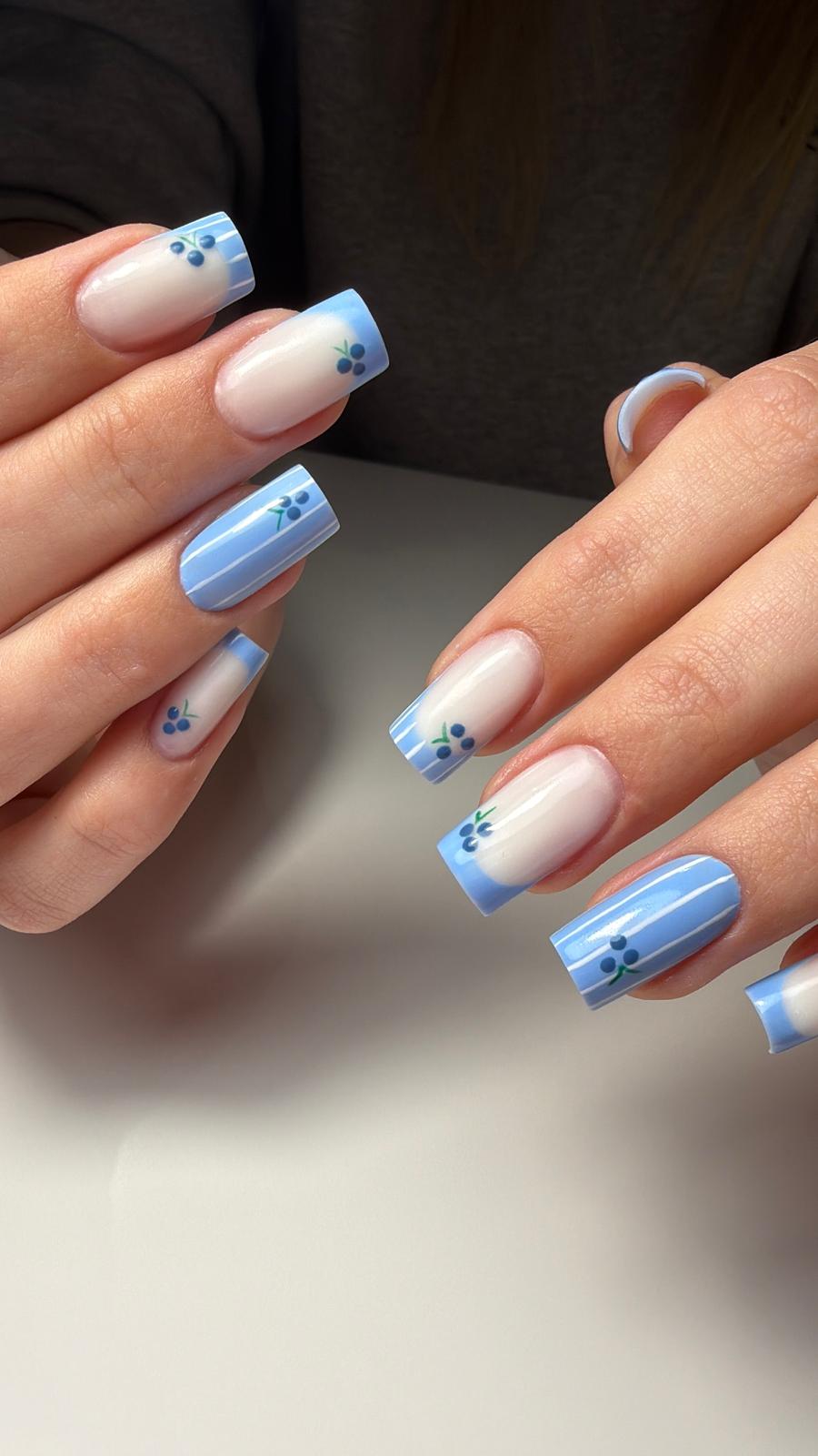 Niebiesko-biała stylizacja paznokci z motywem borówek — praca Nikoli w Perfect Beauty